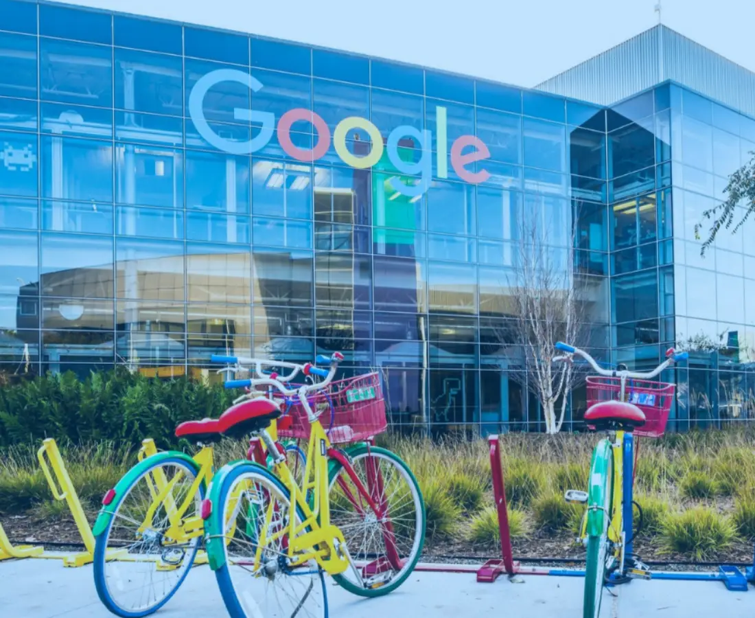 Google kantoor met Google fietsen en de impact van Anchor texts van een website op online vindbaarheid